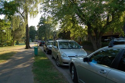 Pervalkos gatvėje stovintys automobiliai