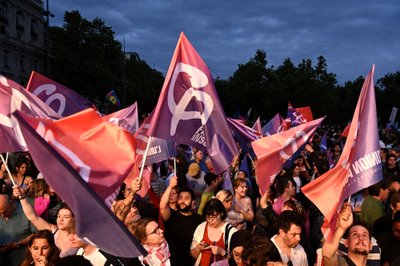 Prancūzijoje – tūkstantinės demonstracijose prieš kraštutinius dešiniuosius