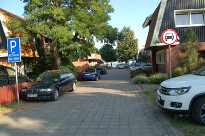 Dalis poilsio namų turi savo svečiams skirtas parkingo vietas