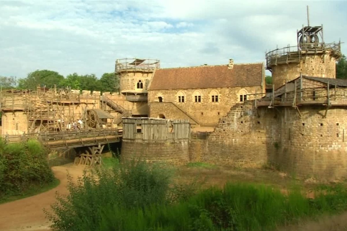 Prancūzijoje rankomis statoma didžiulė Viduramžių pilis - Delfi TV
