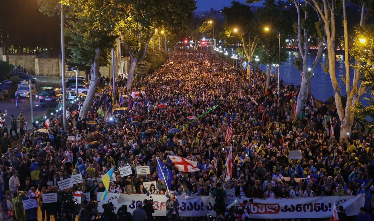 Dešimtys tūkstančių žmonių šeštadienio vakarą vėl protestavo Sakartvelo sostinėje