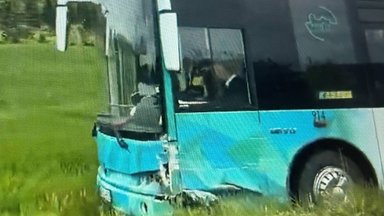 Per avariją Kauno rajone autobusas su keleiviais atsidūrė griovyje 