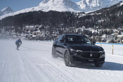 „Maserati Levante“ tempiamas snieglentininkas Jamie Barrow pasiekė Gineso greičio rekordą