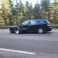 Vilniaus rajone į avariją pateko policijos pareigūnas, jo automobilis vertėsi kelis kartus