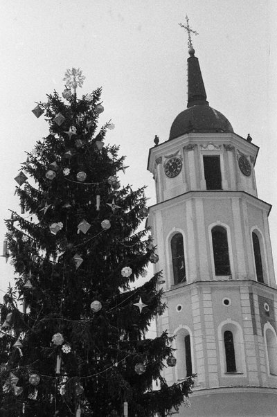 Vilnius, 1990 m. gruodžio 20 d. (ELTA). Kalėdų eglė sostinės Katedros aikštėje. Romo Jurgaičio (ELTA) nuotr.