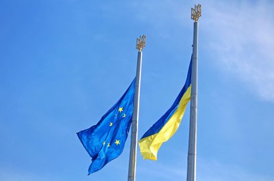 Europos Sąjungos ir Ukrainos vėliavos