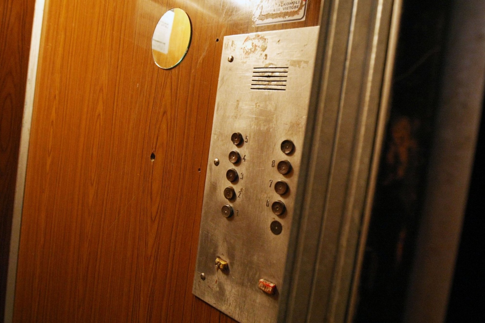 Elevator outage leaves Vilnius residents stranded for nearly two months amid dispute
