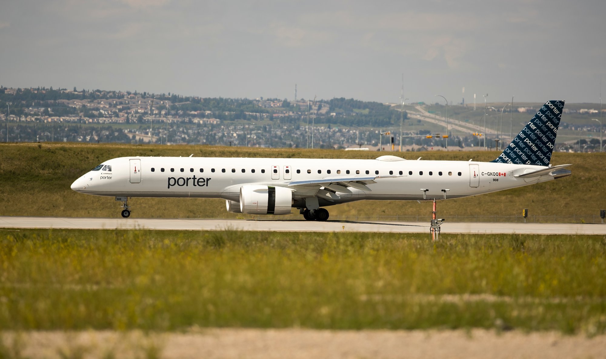 Child's refusal to wear seatbelt cancels Canadian flight