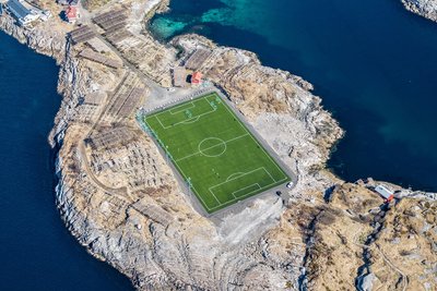 Henningsvaerio (Norvegija) stadionas iš paukščio skrydžio