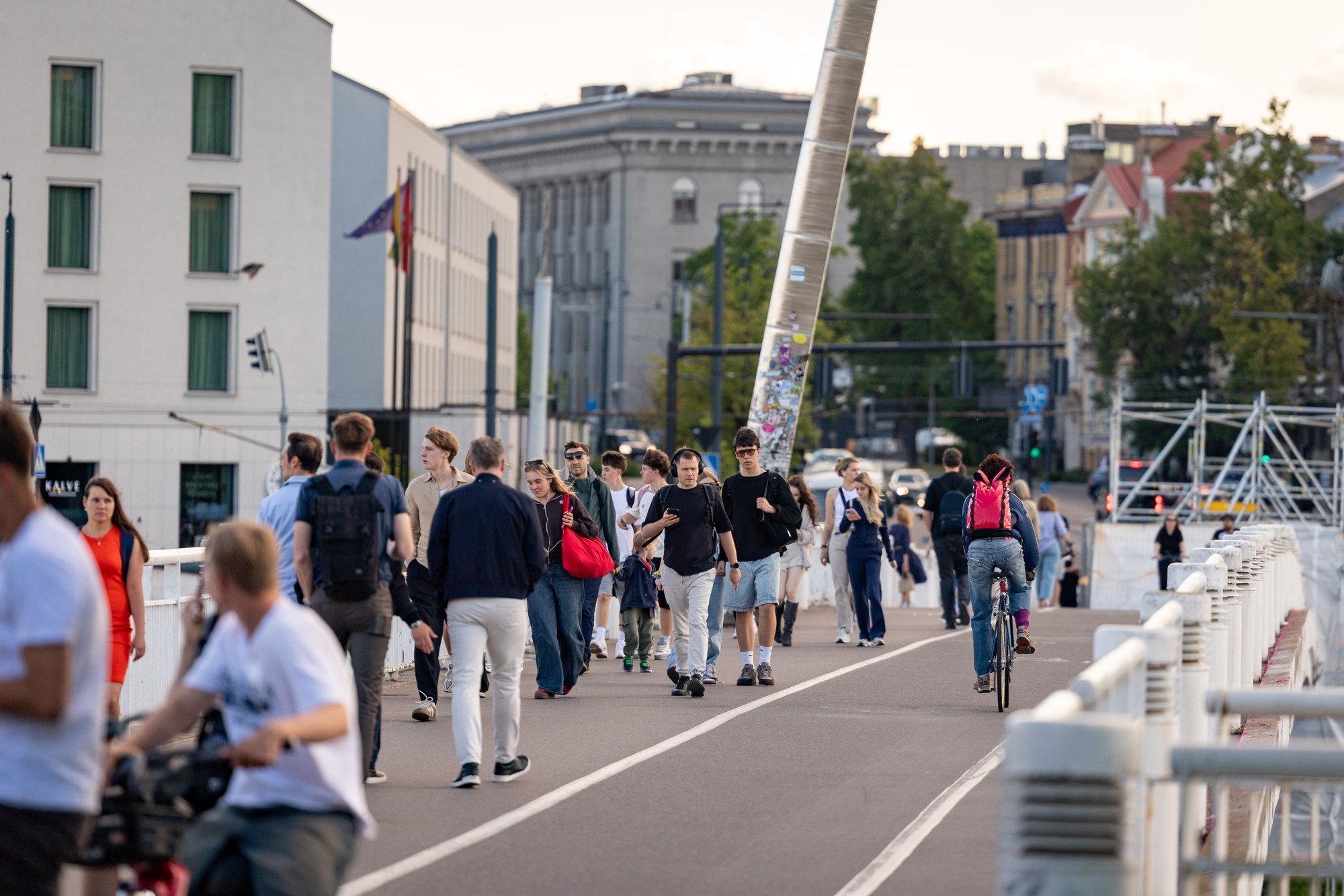 Sunny weather draws Vilnius residents outdoors