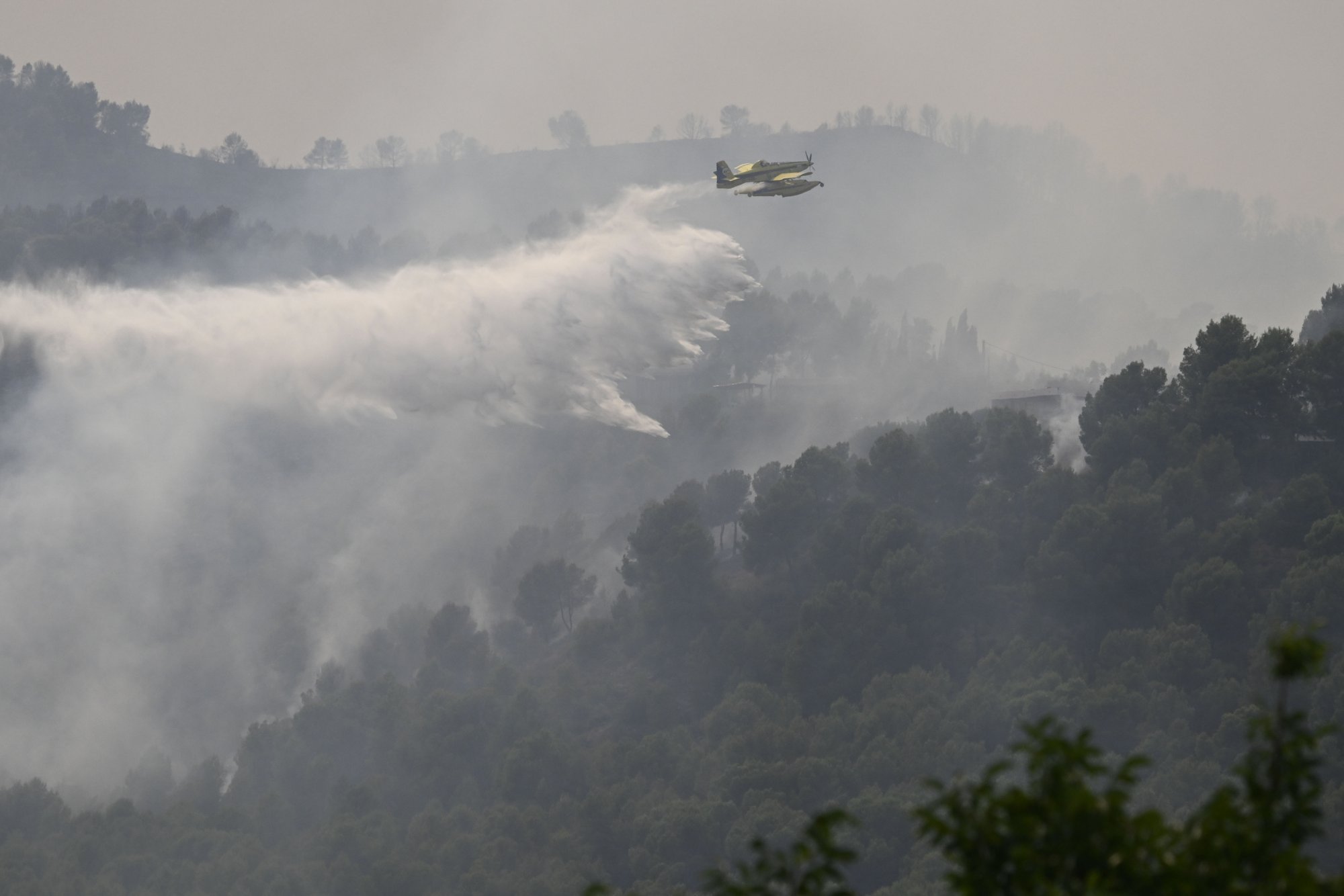 Spain: Firefighters gain ground against major wildfires amid national emergency
