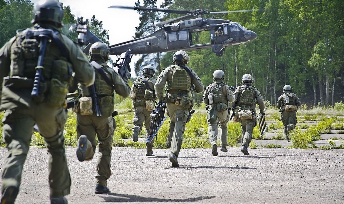 Lietuvos Specialiųjų Operacijų Pajėgų kariai skuba į „Black Hawk“ (2016-ieji metai)