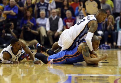 Jamesas Johnsonas ("Grizzlies", viršuje) kovoja su Caronu Butleriu ("Thunder") 