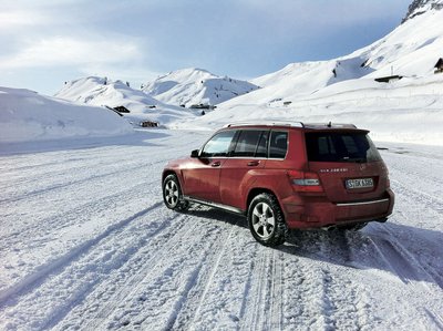 Žiema mums nė kiek nebaisi – Mercedes GLK“ apsnigtame šlaite. Puikiai veikianti 4x4 pavara ir galingas variklis mūsų maratono „bėgikui“ retai kėlė rūpesčių dėl stabilumo išlaikymo kelyje.