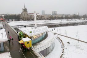 Laikinai uždaryta autonominė parduotuvė ant Baltojo tilto