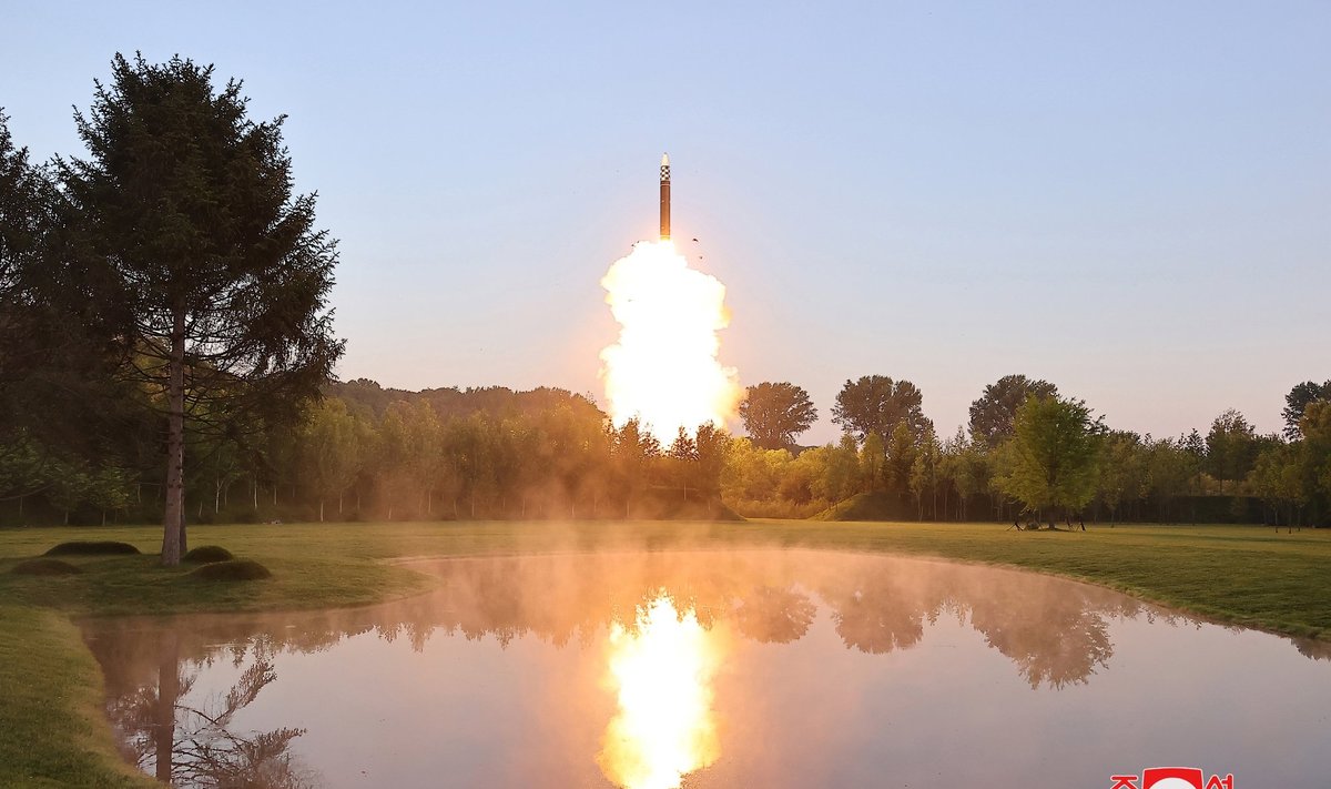 Šiaurės Korėja paskelbė sėkmingai įvykdžiusi raketos su keliomis kovinėmis galvutėmis bandymą