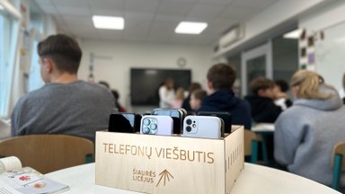 Mokykla be telefonų: papasakojo, kaip keičiasi mokymosi aplinka ir mokinių elgesys