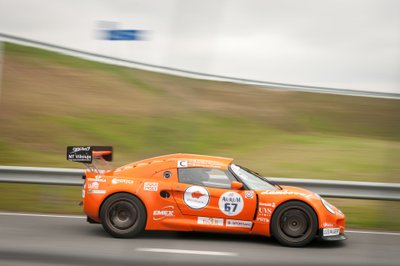 Komandos "Gera dovana" oranžinis "Lotus Exige"