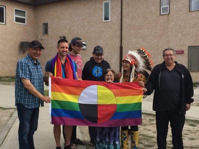  Čiabuvių pasididžiavimo vėliava. Colinas, Lac La Ronge indėnų grupės vadas Tammy Cook Searson, Colino kolega Tarybos narys Jordanas McPhailas, provincijos MLA Doyle’as Vermette’as. © Colin Ratushniak