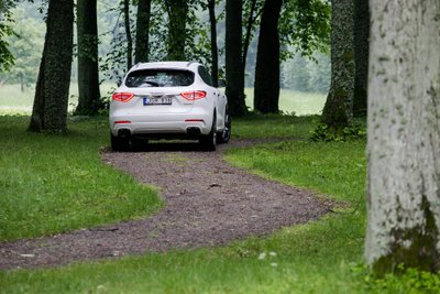 "Maserati Levante" su benzininiu varikliu pasiekia 430 AG