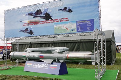 Bendromis Rusijos ir Indijos pastangomis sukurta milžiniška raketa "BrahMos"