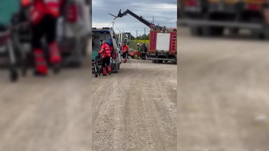 Jurbarko rajone metalo konstrukcija nukrito ant žmonių, du vyrai ligoninėje