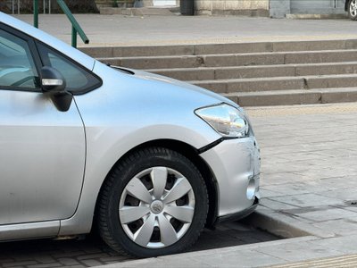 Vilniuje, parduotuvės aikštelėje, neblaivi moteris apdaužė automobilius ir bandė sprukti