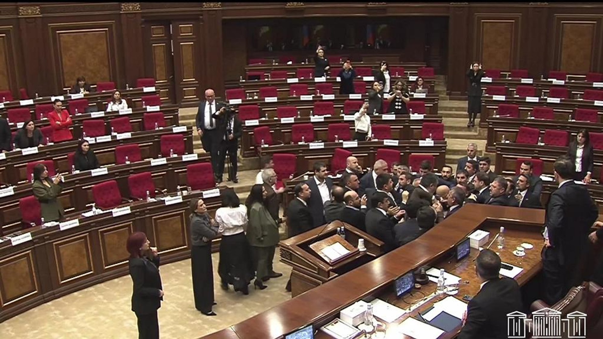 Armėnijos parlamente kilo masinis susistumdymas Spalio 29 d. Armėnijos Nacionalinėje Asamblėjoje tarp įstatymų leidėjų kilo masinės muštynės, kurių metu, kaip praneša vietos žiniasklaida, vienas opozicijos parlamentaras patyrė nosies sužalojimą, o į parlamento pastatą teko iškviesti greitosios pagalbos ekipažą.