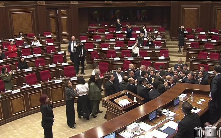 Armėnijos parlamente kilo masinis susistumdymas Spalio 29 d. Armėnijos Nacionalinėje Asamblėjoje tarp įstatymų leidėjų kilo masinės muštynės, kurių metu, kaip praneša vietos žiniasklaida, vienas opozicijos parlamentaras patyrė nosies sužalojimą, o į parlamento pastatą teko iškviesti greitosios pagalbos ekipažą.
