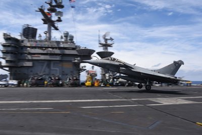 Prancūzijos naikintuvas Rafale-M leidžiasi ant JAV lėktuvnešio USS Harry Truman denio