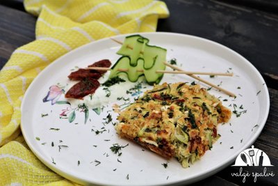 Cukinijų apkepas su feta ir saulėje džiovintais pomidorais