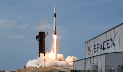 NASA astronautus Douglasą Hurley ir Robertą Behnkeną pakelia „SpaceX Falcon 9“ raketa ir „Crew Dragon“ erdvėlaivis