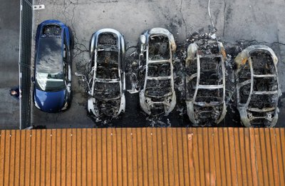 Romoje sudegė „Tesla“ automobiliai