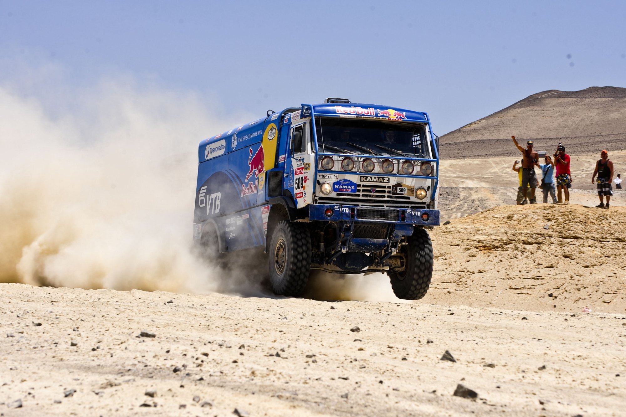 Камаз 65228. Девушки и камаз. Камаз 1000 сил дрифт. Камаз 4911 гоночный кабина. Камаз фотосессия.