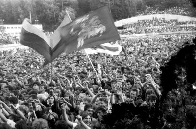 Roko maršo koncertas Kalnų parko stadione. Vilnius, 1988. Viktoro Kapočiaus nuotr. / Lietuvos centrinis valstybės archyvas