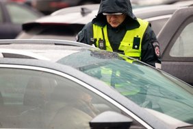 Alytuje neblaivus prie vairo sustabdytas vyras pareigūnams pasiūl? 1 tūkst. eur? ky??