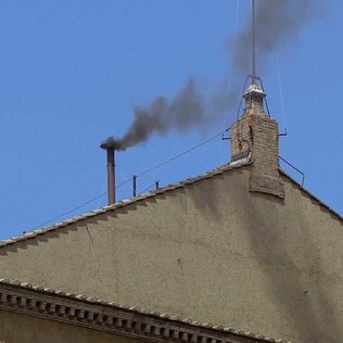 Vatikane ketvirtadienį vėl pasirodė juodi dūmai 