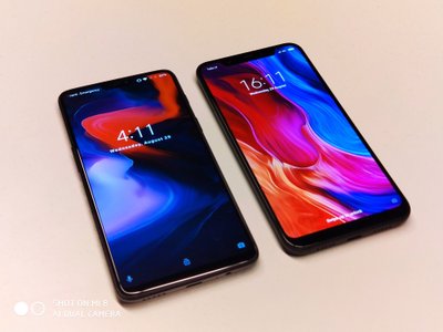 OnePlus 6 ir Xiaomi Mi 8