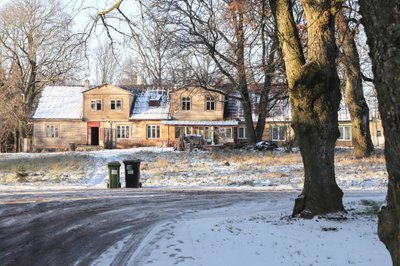 Iki šiol gyvenamas medinis Sujetų dvaro pastatas // I. Stulgaitės-Kriukienės nuotr.