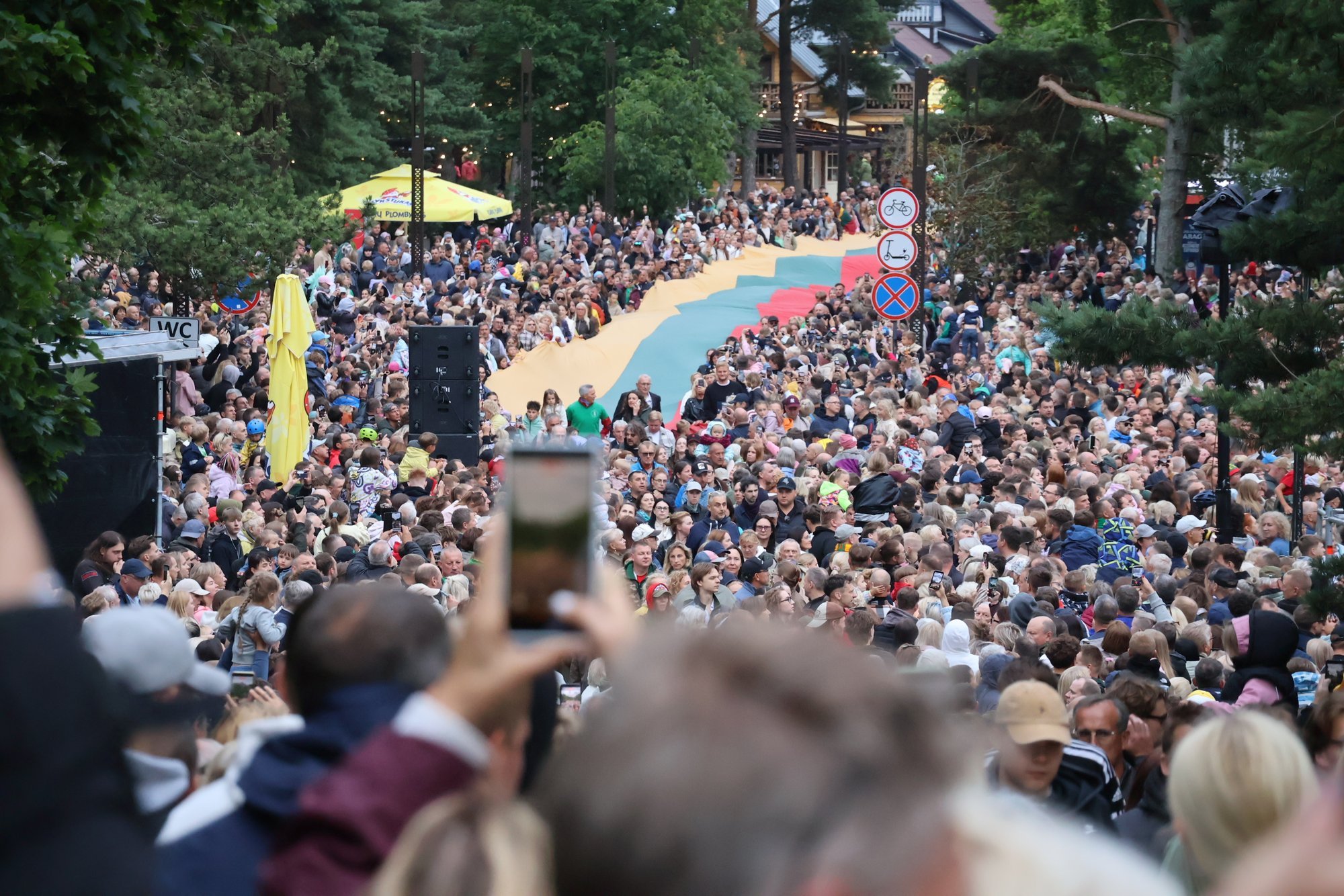 Tens of thousands sing national anthem in Palanga for State Day