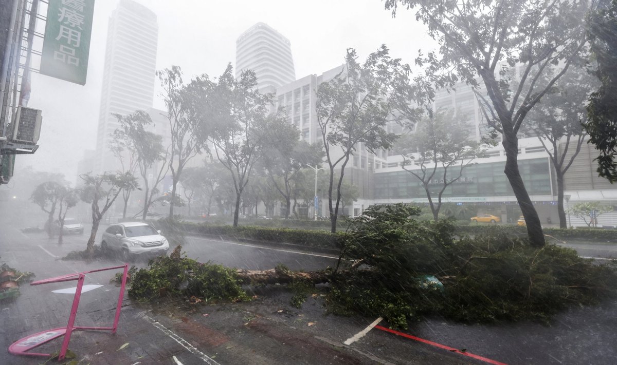 Taivano meteorologijos agentūra pranešė, kad ketvirtadienį pietinius šalies regionus pasiekė taifūnas „Krathon“