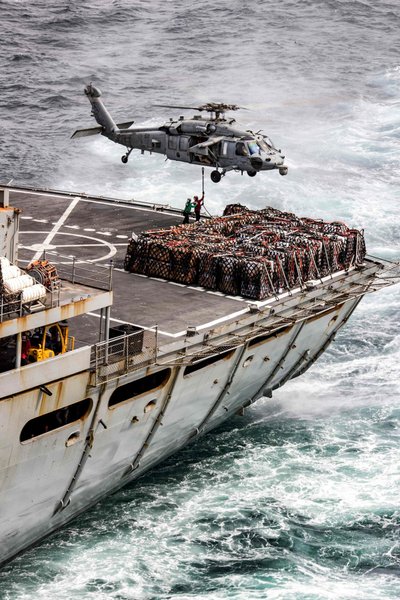 „MH-60S Sea Hawk“ priskirtas jūriniam vidutinio lygio tiltrotoriniam eskadronui (VMM) 163 (Reinforced), kyla iš amfibijos puolimo laivo „USS Boxer“ (LHD 4).