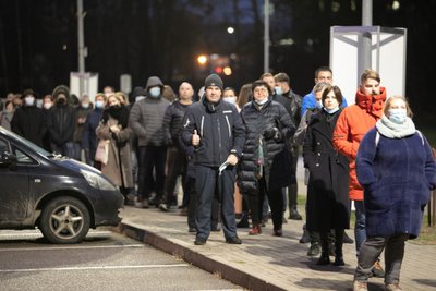 Eilės prie "Litexpo" vakcinavimo centro. Asociatyvi notr.