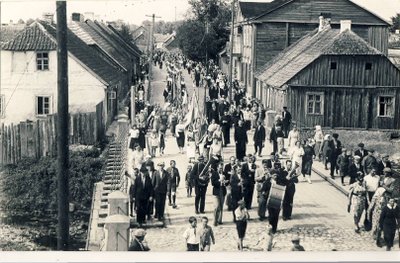 Tarpukario Lietuvoje gyvenimo standartai skyrėsi, tačiau ir tada vidurinei klasei buvo galima priskirti apie trečdalį šalies gyventojų