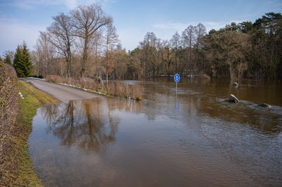 Išsiliejusios upės šiemet merkia pievas, tačiau gyventojų sodybų kol kas neskandina