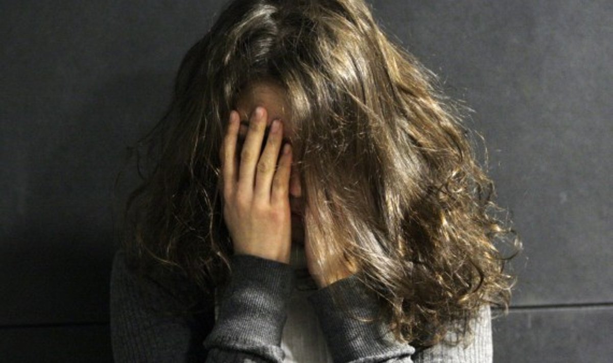 насилуют девочку Юноша изнасиловал девочку за обещанный телефон - Delfi RU