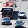 Vairuotojus erzina viešojo transporto manevrai: ar jiems galima važiuoti kitomis juostomis ir rikiuotis kone sankryžoje?