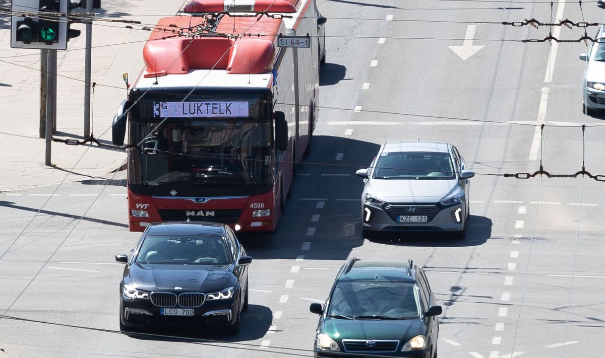 Vairuotojai susirūpino, ar viešasis transportas pažeidžia taisykles