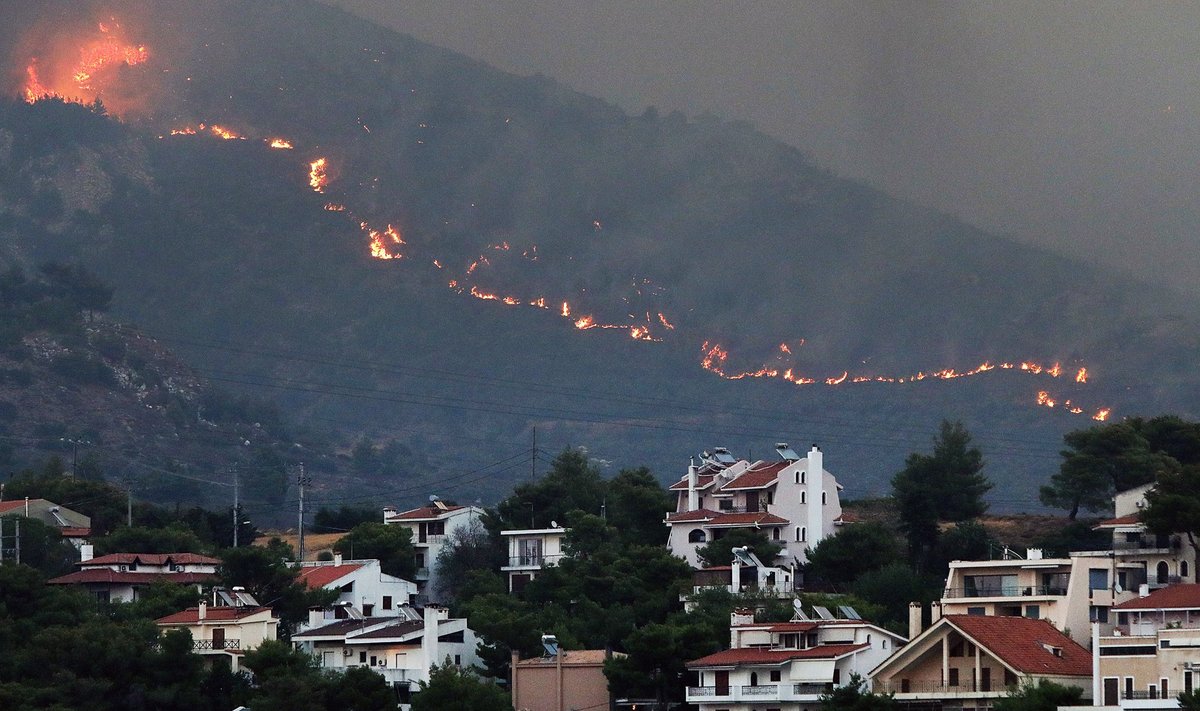 Anksti antradienį išdegusioje Atėnų gamykloje buvo rasti moters palaikai