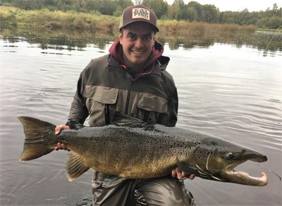 Martynas Mančas su neseniai pagautu 118 cm ilgio lašišos patinu